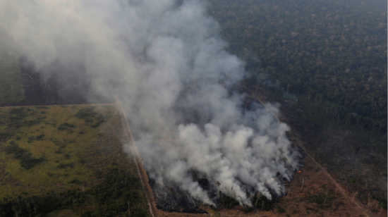 Una nube de humo invade la zona amazónica de Puerto Viejo, en Brasil. 