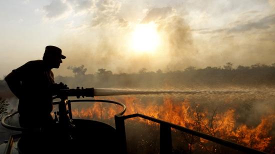 Las llamas llegaron hasta las márgenes de la carretera regional que comunica el casco urbano de Cuiabá con la Chapada dos Guimaraes, una extensión de bosques próxima del ecosistema conocido como Pantanal.