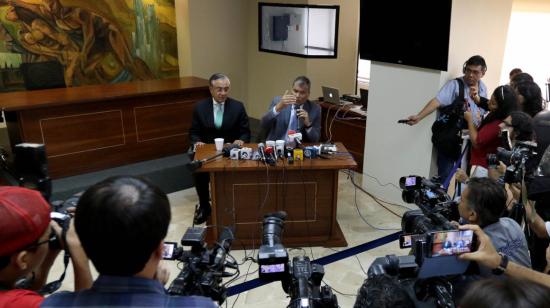 Foto Archivo: febrero de 2018 . (Andes).-Luego de comparecer en la Fiscalia del Guayas, el expresidente Rafael Correa junto a Alexis Mera, exsecretario jurídico de la presidencia. 