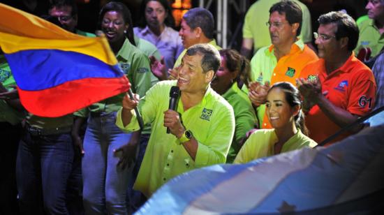 El expresidente Rafael Correa la candidata Viviana Bonilla (der.) en el cierre de campaña. Atrás aparecen Carlos Luis Morales, actual prefecto de Guayas por el PSC, y Jimmy Jairala, entonces candidato a esa Prefectura.