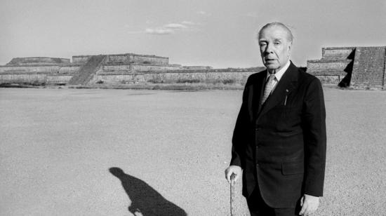 Jorge Luis Borges sigue siendo una figura importante en la literatura universal.