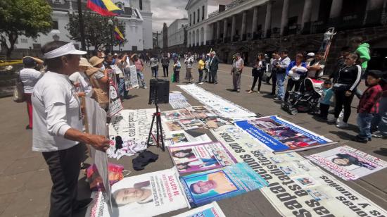 Plantón de los familiares de las personas desaparecidas en la Plaza Grande, frente al Palacio de Carondelet.