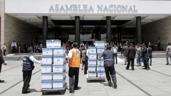 11 de septiembre de 2017. El contralor Pablo Celi entregó 43 cajas con 130.000 hojas por pedidos de información.