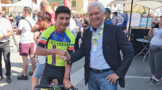 Jefferson Alexander Cepeda junto a Gianni Savio, el manager del equipo Androni, después de que el ecuatoriano ganara la décima etapa del Tour de l'Avenir en Francia. 