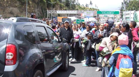 Cientos de migrantes venezolanos bloquean un tramo del paso internacional de Ecuador con Colombia, en el puente fronterizo de Rumichaca