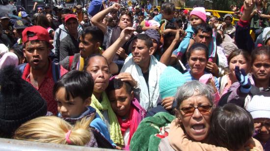 Migrantes venezolanos protestaron este lunes en el puente Rumichaca por la nueva medida de las autoridades ecuatorianas que exige un visado excepcional humanitario para poder ingresar al país.