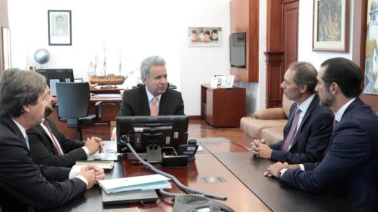 David Hajj Aboumrad, presidente de América Móvil (izq.) se reunió con el presidente Lenín Moreno y el ministro de Telecomunicaciones, Andrés Michelena.