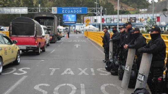 Un grupo de policías resguarda la seguridad en el puente internacional Rumichaca, en la frontera con Colombia.