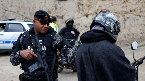 Policías ecuatorianos realizan un operativo de control en un sector cercano al puente internacional de Rumichaca.