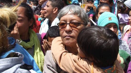 Fotografía del 26 de agosto de 2019. Numerosas familias venezolanas están a la espera de poder cruzar la frontera y entrar a Ecuador desde el Paso de Rumichaca, frontera con Colombia.