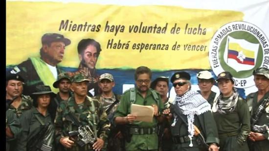 El que fuera número dos de las FARC, alias "Iván Márquez" (centro) apareció en un video, en el que anuncian que retoman las armas. 