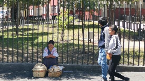 Imagen de una persona vendiendo comida en las calles del norte de Quito, de manera informal,  el 29 de agosto de 2019