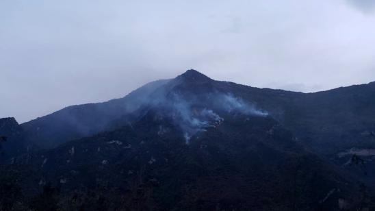 El incendio se localiza en una zona de difícil acceso y las llamaradas superan los cuatro metros de altura.