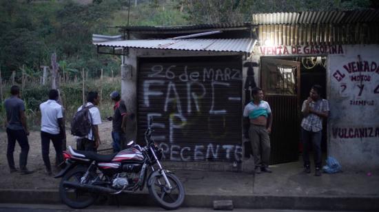 Un graffiti alusivo a las FARC pintado en la puerta de un taller en el sector de Toribio, donde los guardias indígenas fueron asesinados por disidentes de la guerrilla.