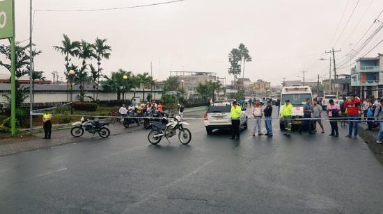 Personal de la Policía acordonó la zona cercana a la agencia BanEcuador en Naranjal, Guayas. 