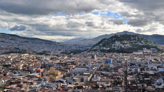 Panorámica de la ciudad de Quito, se observa el Panecillo a la izquierda.