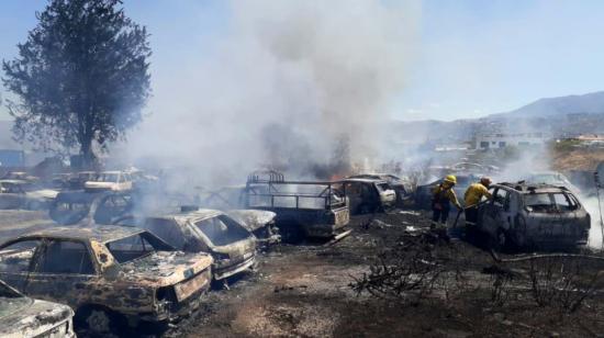 Incendio de vehículos ocurrido en el pasaje Luis Viteri y calle Carapungo, sector Calderón