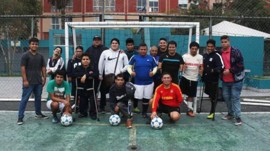 Fotografía cedida sin fecha muestra al equipo de fútbol de amputados de Perú luego de un juego en Lima (Perú). 