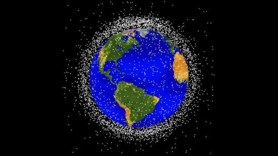 Satélites fuera de funcionamiento, restos de misiones espaciales fallidas y más: la basura espacial puede comprometer las comunicaciones en la Tierra.