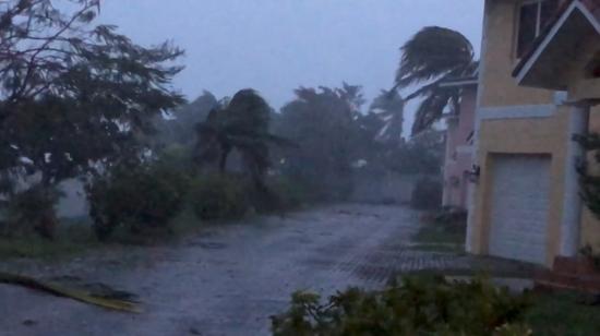 Imagen captada por un videoaficionado en Freeport, Bahamas durante el paso del huracán Dorian. 