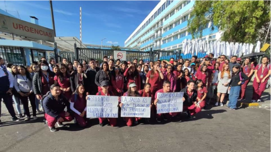 Estudiantes de Medicina protestaron afuera del hospital Carlos Andrade Marín, en Quito, en rechazo a la rebaja del estipendio. 