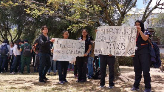 Estudiantes de Medicina protestaron en la Universidad Central, en Quito, por la rebaja del estipendio.