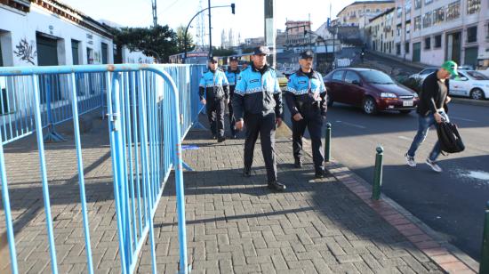 La Policía Metropolitana colocó vallas sobre la avenida Pichincha para evitar que las ventas informales ocupen espacio público