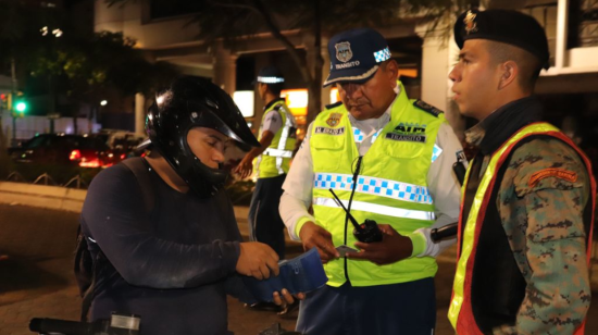 Militares en acción: integrantes de las Fuerzas Armadas también apoyan en los operativos que realiza la Autoridad de Tránsito Municipal en Guayaquil. 