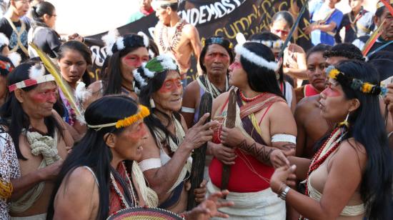 Foto referencial. Representantes de pueblos y nacionalidades del Amazonas participaron en un plantón para exigir al gobierno que se respeten los derechos ganados en los tribunales y el respeto a la biodiversidad.