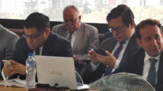 Fausto Jarrín, procurador judicial de Rafael Correa (izq), junto a otros abogados defensores del caso "Sobornos 2012-2016". A la derecha, Diego Correa, abogado de María de los Ángeles Duarte.