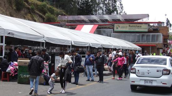 Fotografía del 26 de agosto de 2019. Numerosas familias venezolanas están a la espera de poder cruzar la frontera y entrar a Ecuador desde el Paso de Rumichaca, frontera con Colombia.