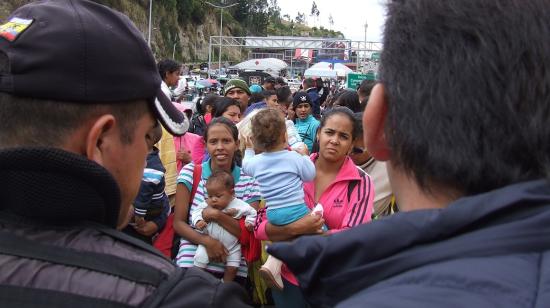 Inmigrantes venezolanos siguen llegando al puente Rumichaca, pero se quedan en albergues de Ipiales en Colombia. 