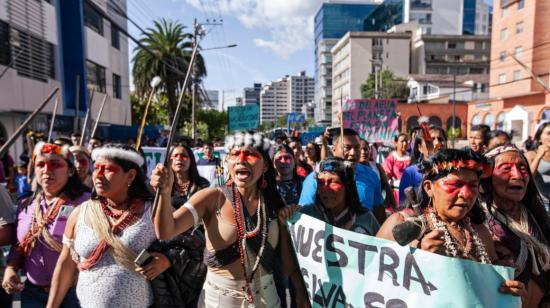 Una delegación de los pueblos y nacionalidades de la Amazonia ecuatoriana marcharon en Quito, para defender sus territorios.