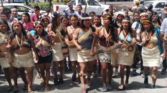 Un grupo de indígenas amazónicos recorre las calles de Quito en protesta por el cuidado de su territorio.