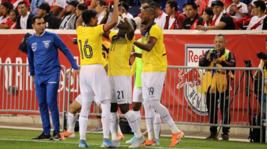 Los jugadores de Ecuador celebran el gol de Erick Castillo ante Perú. 