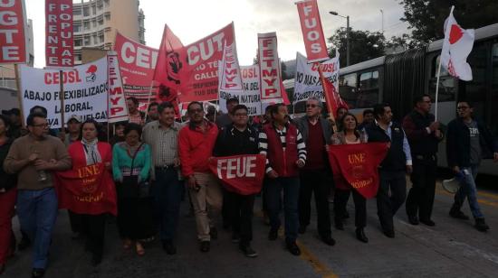 La protesta de los grupos sindicales en Quito arrancó desde el edificio del IESS. 