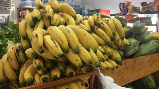 Imagen referencial de bananos en un supermercado de Ecuador, en 2019.