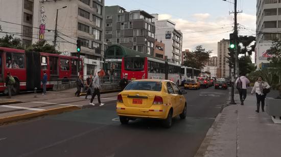 Autos circulan por la avenida 6 de Diciembre de Quito ante la suspensión del  'Hoy no circula', el 7 de septiembre de 2019.