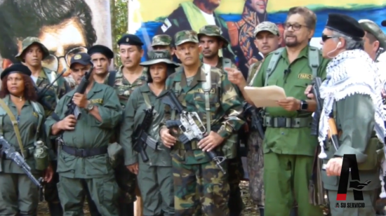 Iván Márquez lee la proclama de retorno a la lucha armada. A su izquierda, Jesús Santrich con gafas y bufanda.