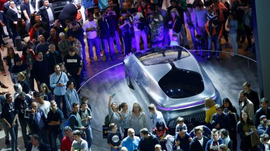 Cientos de personas visitan uno de los puntos de exhibición de Mercedes Benz en el Salón de Frankfurt de 2017.