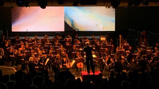 Una orquesta interpreta una versión realizada con inteligencia artificial de una sinfonía inacabada de Gustav Mahler, “Mahler Unfinished”, en el Ars Electrónica, el mayor festival de Europa dedicado al arte y la cultura digital, en Linz (Austria). 