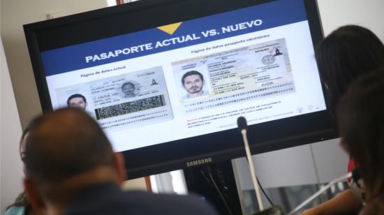 El Registro Civil presentó el nuevo modelo del pasaporte biométrico en marzo, en la Comisión de Relaciones Internacionales de la Asamblea.