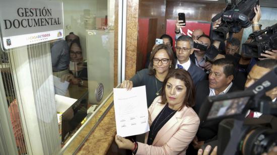 Las asambleístas Elizabeth Cabezas (AP) y Wilma Andrade (BIN) entregaron la propuesta de enmienda a la Presidencia del Legislativo.