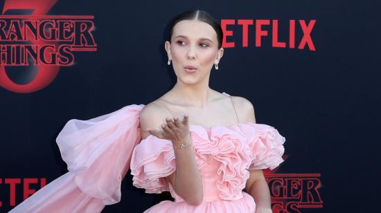 La actriz británica Millie Bobby Brown posa para fotos en la alfombra roja durante el estreno de la tercera temporada de la serie 'Stranger Things' en Santa Monica, California, el 28 de junio de 2019. 