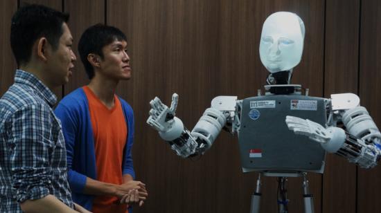 Wong Choon Yue, investigador de la universidad de Nanyang, junto a su creación, el robot EDGAR.