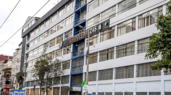 El antiguo edificio del Ministerio de Finanzas se encuentra en la Av. 10 de Agosto, en el centro norte de Quito.