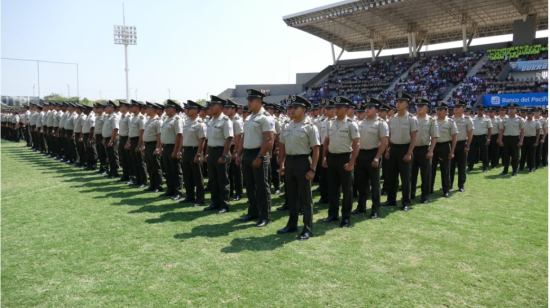 La ceremonia de condecoración a 7.700 policías se realizó en el Parque Samanes de Guayaquil. 