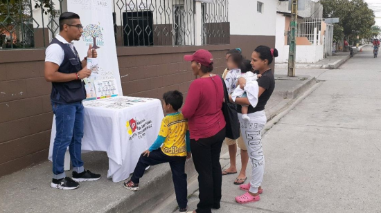 En los exteriores de los centros de salud se ubican puestos del MSP para informar sobre las medidas de prevención contra la influenza. 