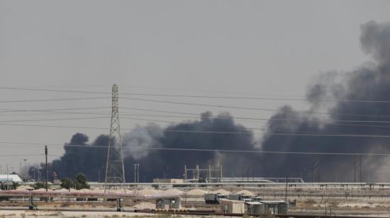 Incendio después de ataque armado en las instalaciones de Aramco en la ciudad oriental de Abqaiq, Arabia Saudita.