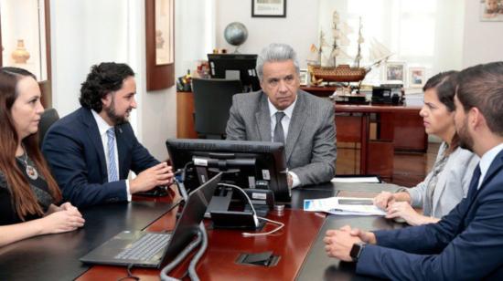 El presidente Lenín Moreno junto con los ministros de Telecomunicaciones, Andrés Michelena, y de Gobierno, María Paula Romo.